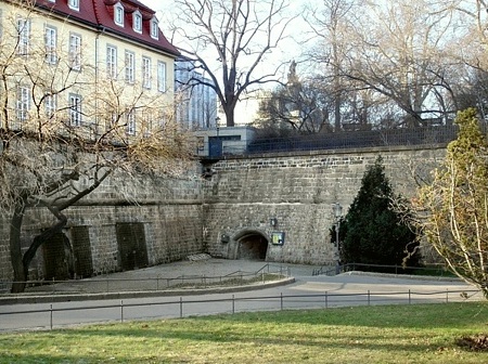 Eingang zum B&auml;renzwinger am Br&uuml;hlschen Garten