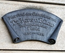 Schild am Bellevue mit dem Hinweis auf das Geburtshaus von Hofkapellmeister Hans von Bülow