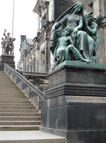 Skulptur Nacht an der Freitreppe der Brühlschen Terrasse