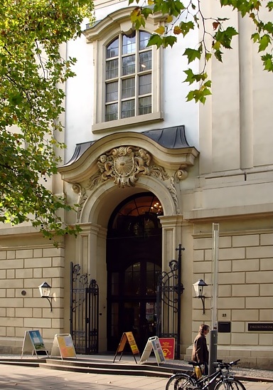 Portal der Dreik&ouml;nigskirche an der Hauptstra&szlig;e