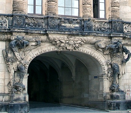 Detail der Elbfassade des Georgenbaus