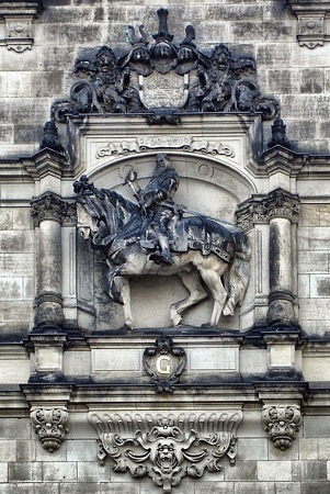 Reiterstandbild Herzog Georg des Bärtigen am Giebel der Elbseite des Georgenbaus