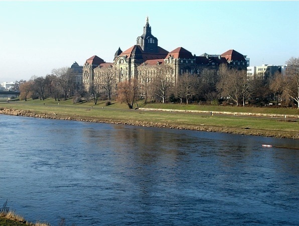Gesamtministerium, von der Albertbr&uuml;cke gesehen