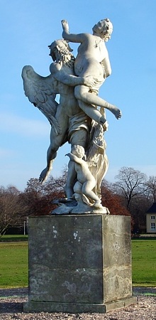 Marmorplastik vor dem Palais im Gro&szlig;en Garten