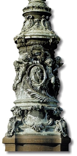 Fahnenmast am Eingang der Hauptstraße