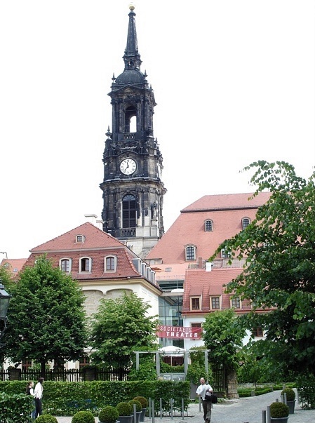 Blick aus dem Hof der Barockhäuser an der Hauptstraße auf die Dreikönigskirche