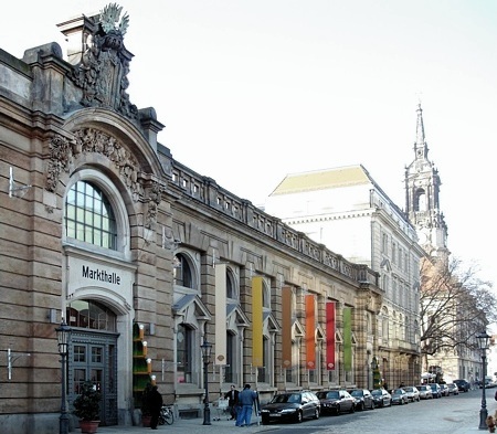 Markthalle nahe der Hauptstraße