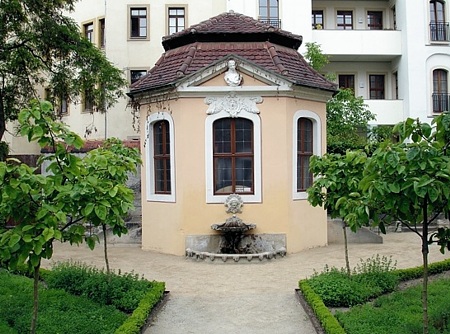 Pavillon im Hof der restaurierten Barockhäuser an der Westseite der Hauptstraße