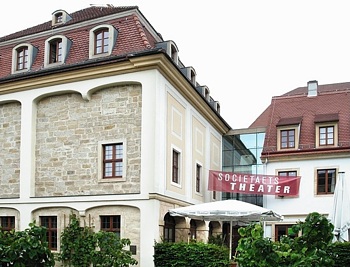 Societaetstheater im Hof der restaurierten Barockhäuser an der Westseite der Hauptstraße
