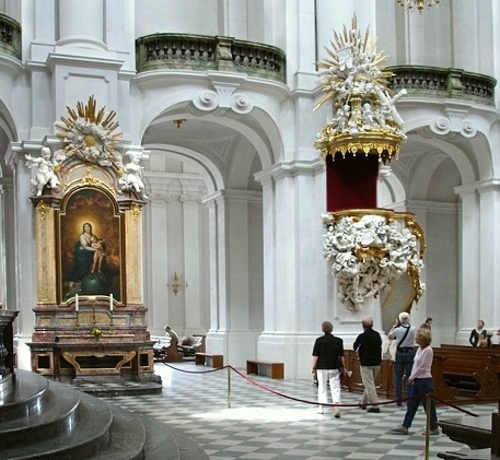 Nebenaltar und Kanzel der Kathedrale St.Trinitatis