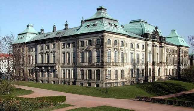 Japanisches Palais, Anblick vom Wall im Park