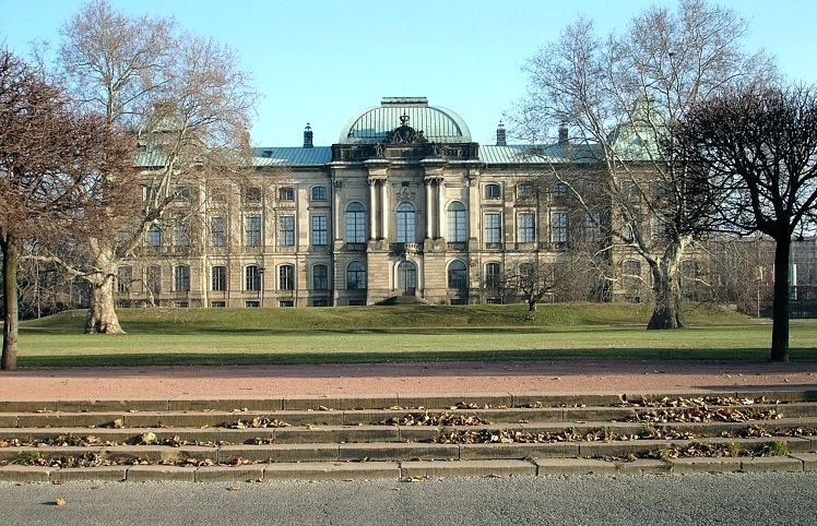 Japanisches Palais, vom Elbufer gesehen