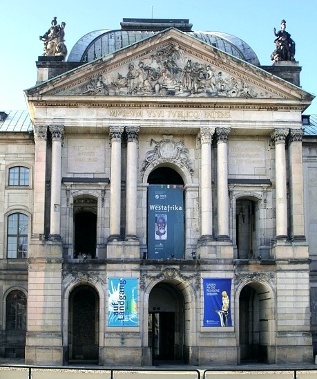 Giebel der Stadtseite des Japanischen Palais