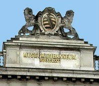 Wappen auf der Südfassade des Johanneums