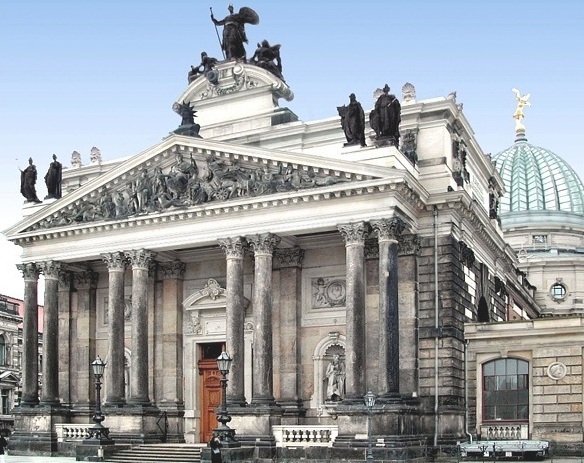 Portal des Ausstellungsgebäudes