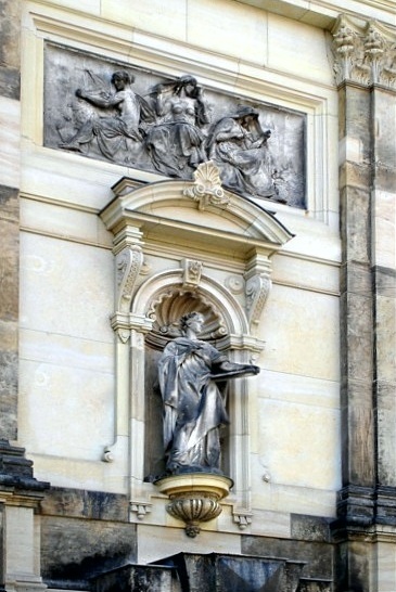 Skulpturenschmuck an der Ostfassade des Ausstellungsgebäudes