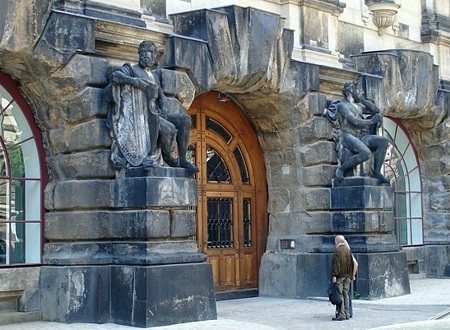 Portal an der Ostfassade des Ausstellungsgebäudes