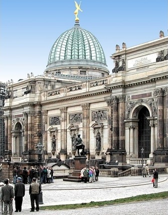 Ostseite des Ausstellungsgebäudes, davor das Semperdenkmal