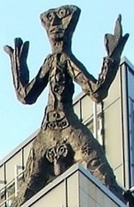 Figur auf dem art'otel am Eingang der Maxstra&szlig;e