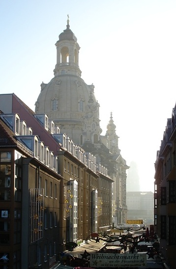 Blick von der Br&uuml;hlschen Terrasse zum Neumarkt durch die M&uuml;nzgasse
