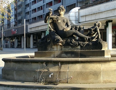 Der &ouml;stliche der beiden Nymphenbrunnen auf dem Neust&auml;dter Markt