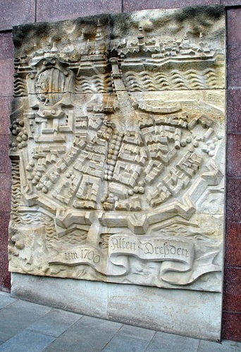 Reliefs am Ausgang des Fu&szlig;g&auml;ngertunnels des Neust&auml;dter Marktes