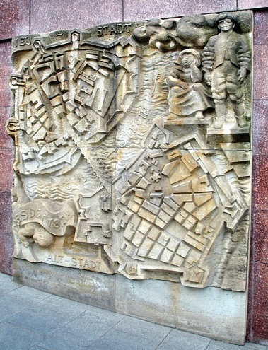 Reliefs am Ausgang des Fu&szlig;g&auml;ngertunnels des Neust&auml;dter Marktes