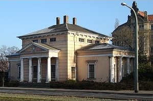 Klassizistisches Torhaus am Palaisplatz