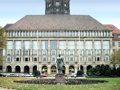 Skulptur "Trümmerfrau" vor dem Rathaus-Ostflügel
