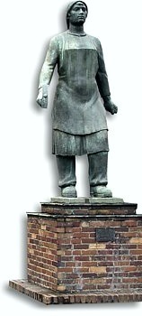 Skulptur "Trümmerfrau" vor dem Neuen Rathaus