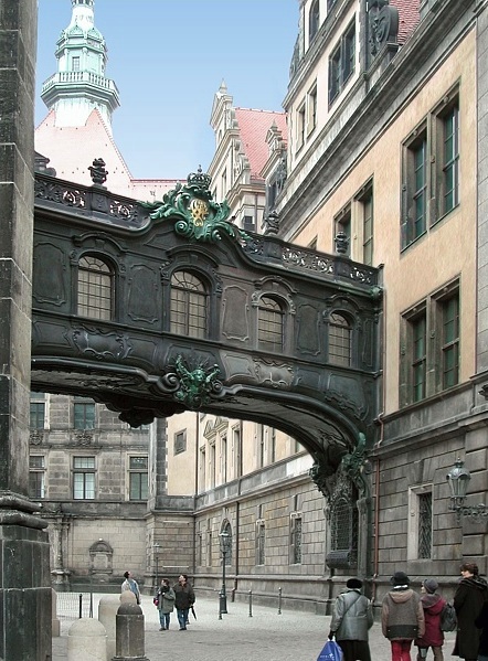 Brücke zwischen Residenzschloss und Hofkirche