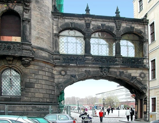 Brücke zwischen Residenzschloss und Taschenbergpalais
