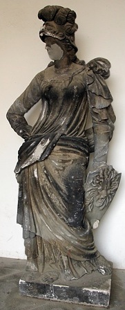 Figur im Stallhof