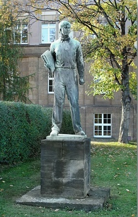 Skulptur vor dem Lehrgeb&auml;ude am Strehlener Platz