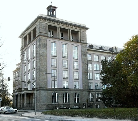Lehrgeb&auml;ude am Strehlener Platz