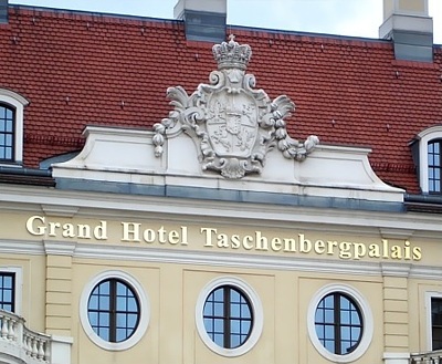 Giebelschmuck im westlichen Ehrenhof des Taschenbergpalais