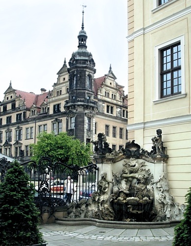Blick aus dem Ehrenhof des Taschenbergpalais zum Schloss