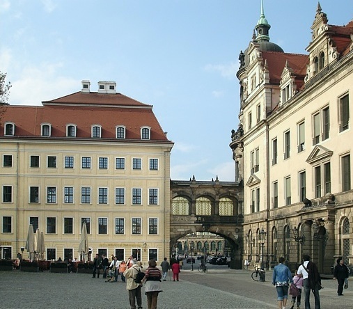 Brücke zwischen Residenzschloss und Taschenbergpalais