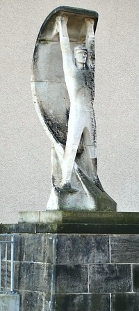 Skulptur vor dem Geb&auml;udekomplex f&uuml;r Mathematik und Physik der Technischen Universit&auml;t