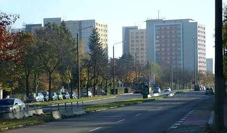 Blick entlang des Zelleschen Weges nach Osten zu den Hochh&auml;usern am Weberplatz