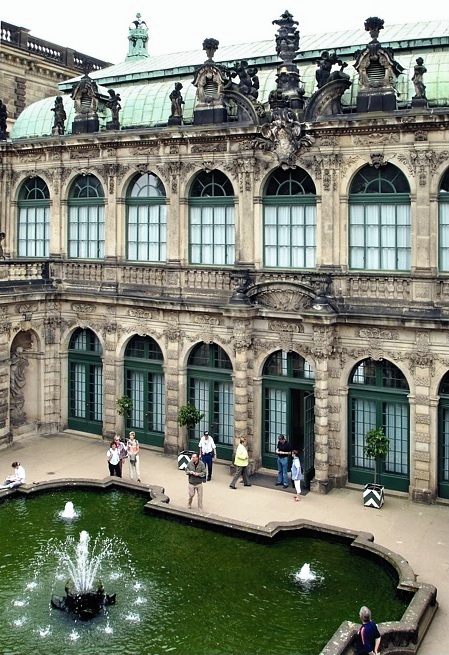 Fassade des Französischen Pavillons zum Nymphenbad