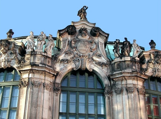 Außengiebel des Glockenspielpavillons des Dresdner Zwingers