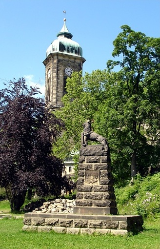 Denkmal vor der Westseite der Burg Stolpen