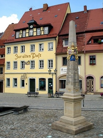 Postmeilensäule und Haus "Zur alten Post" am Marktplatz Stolpen