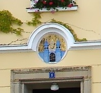 Wappen über dem Eingang des Rathauses Stolpen