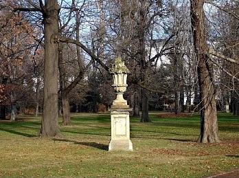 Wege und alter Baumbestand im Blüherpark