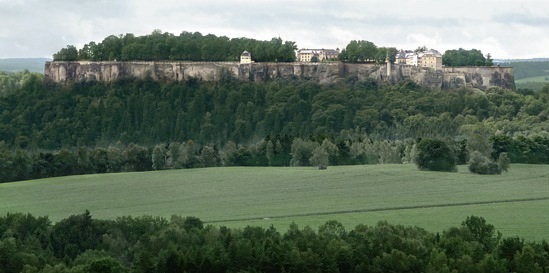 Nordseite der Festung Königstein mit Georgenburg, Magdalenenburg und Friedrichsburg, von der Basteiaussicht aus fotografiert