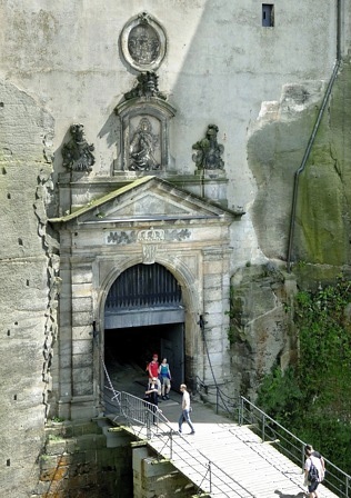 Portal des Torhauses der Festung Königstein