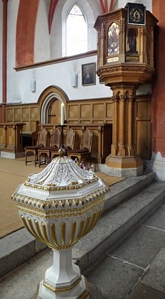 Meißner Frauenkirche - Kanzel und Taufbecken