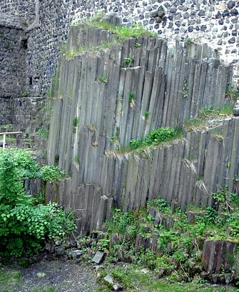 Basaltsäulen im 2. Hof der Burg Stolpen